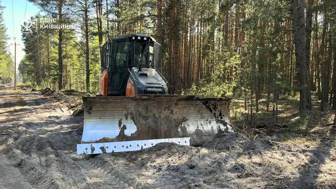 У Чорнобильській зоні досі вирує пожежа: вогонь поширився на 1200 га (фото)