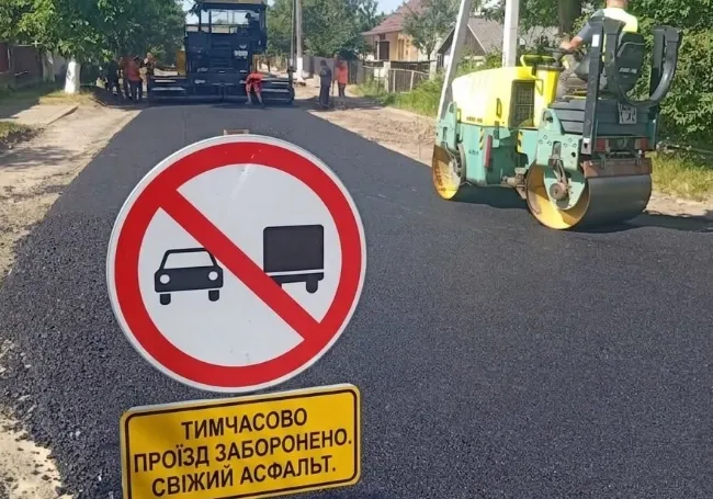 Через спеку у Ківерцях перекрили вулицю з новим асфальтом