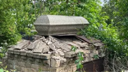 На старому кладовищі під Луцьком зберігся склеп, який десятиліттями лякає місцевих (фото)