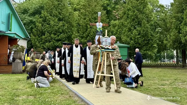 У Нововолинській громаді провели в останню дорогу воїнів Віталія Ткачова та Максима Медведчука (фото)