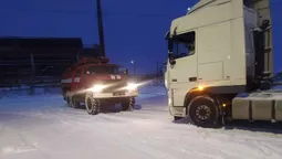 На Волині із снігових заметів рятувальники вивільнили три автомобілі (відео)
