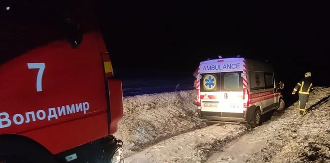 Їхали на виклик: на Волині «швидка» вночі застрягла у багнюці