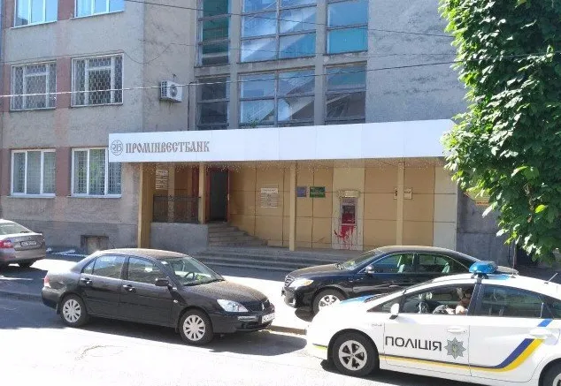 У Луцьку фарбою облили вікна і двері трьох банківських відділень