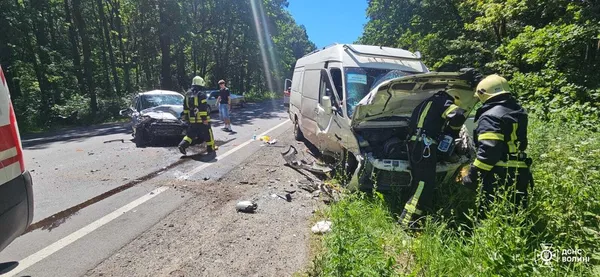 П'ятьох людей госпіталізували до лікарні: неподалік Ківерців – моторошна аварія (фото)