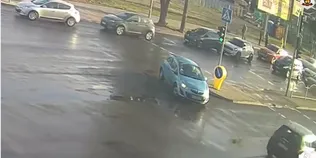 Не врахував обстановку: у Луцьку Mini Cooper протаранив Renault Zoe (відео)