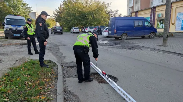 Обстеження доріг: у Луцьку вимірюють ями та нахили (фото)