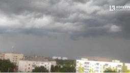 В секунді потемніло: над Луцьком нависла дощова хмара (фото, відео)