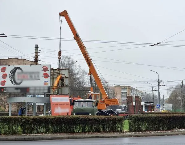 У Луцьку на кільці демонтували великогабаритний білборд (фото)
