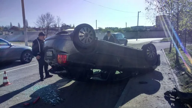 ДТП на Чорновола: авто в'їхало в дерево і перекинулося на дах (фото, оновлено)
