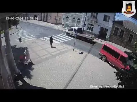 «Проти шерсті»: у Луцьку водій буса нахабно їздив тротуаром по вулиці з одностороннім рухом (відео)