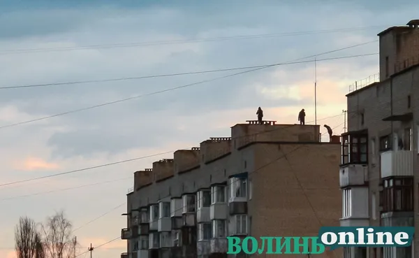 У Луцьку хлопці влаштували небезпечний «паркур» на даху багатоповерхівки (фото)