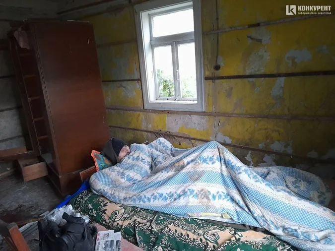 У Торчинській громаді поселили неходячого у будинок без вікон і дверей та покинули(фото)