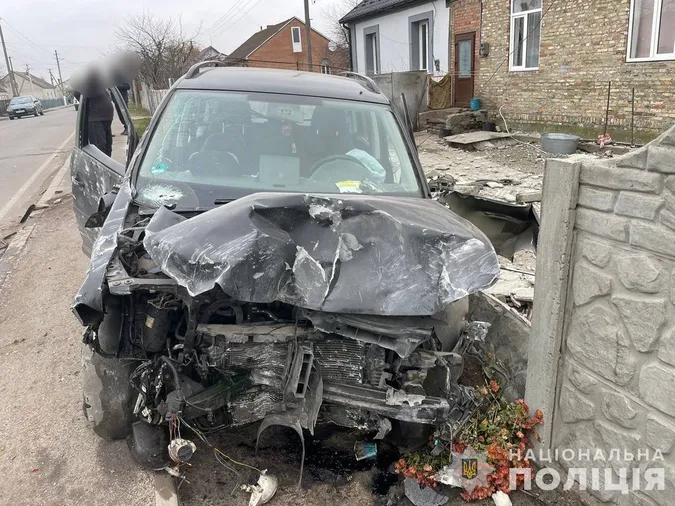 У Луцькому районі авто збило юнака на тротуарі (фото)