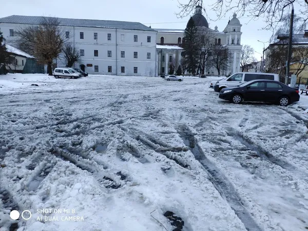 Луцького політолога обурила нерозчищена Замкова площа (фото)