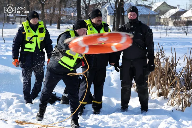 Водолази пірнали під лід на Теремнівських ставках у Луцьку: що шукали (фото)