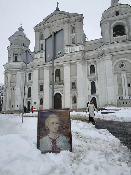 У Луцьку портрет Лесі Українки мандрує стежками, де ходила письменниця в дитинстві (фото)