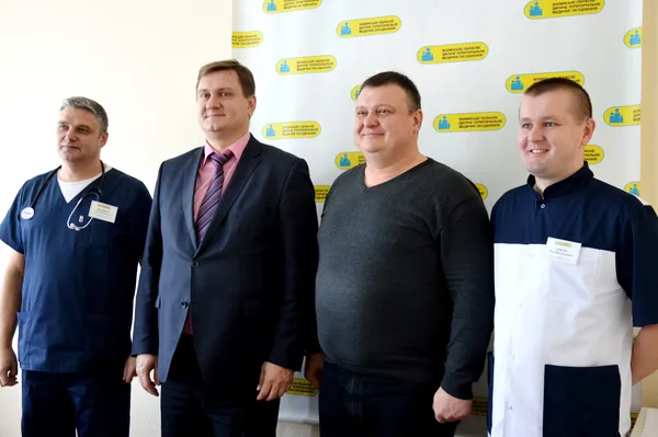 Волинські благодійники-клієнти ПриватБанку подарували лампу для дитячої операційної (фото)