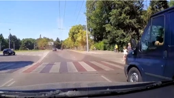 У Луцьку авто ледь не збило людей на переході (відео)