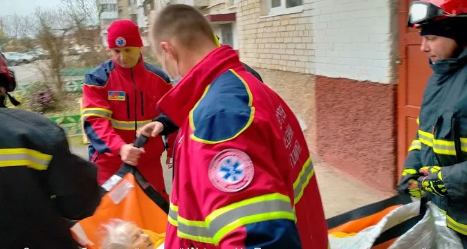 Не могла відкрити двері: у Луцьку рятувальники допомогли травмованій жінці (фото)