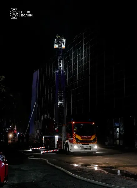 У Луцьку ліквідували пожежу в «Адреналін Сіті»: рятувальники розбирають конструкції (фото)