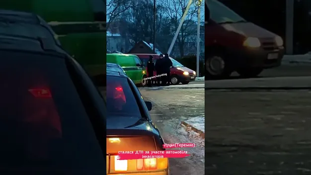 У Луцьку сталася аварія за участю автомобіля інкасаторів (відео)