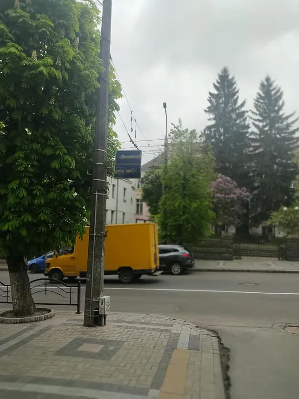 У Луцьку на Винниченка знак повертати дозволяє, а розмітка – ні (фотофакт)
