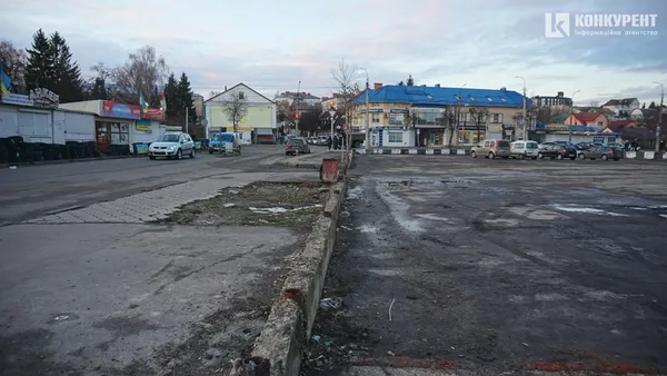 Поставили знак та братимуть гроші: коли на Старому ринку запрацює парковка (фото, відео)