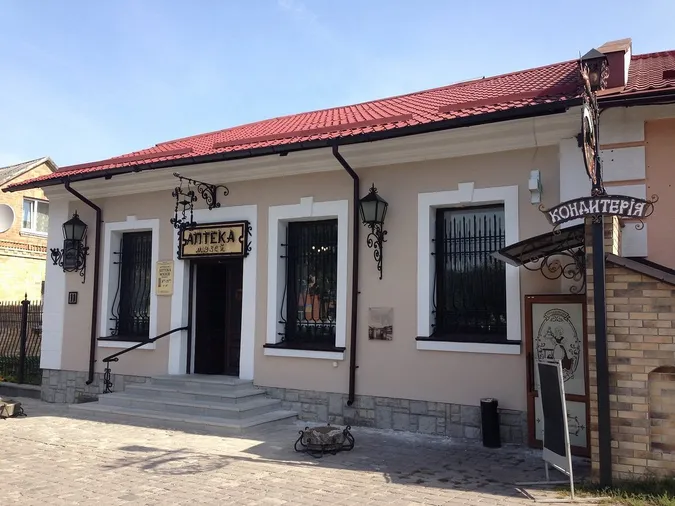 Мазі, настоянки, сиропи із 220 трав: чим унікальна аптека-музей у Луцьку (фото)