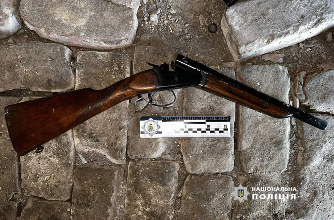 Вдома у 32-річного жителя Луцького району знайшли гранату, обріз і «травку» (фото)
