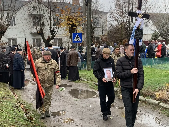 Понад 20 років служив Україні: Ківерці попрощалися з ветераном війни Володимиром Кравчуком (фото)