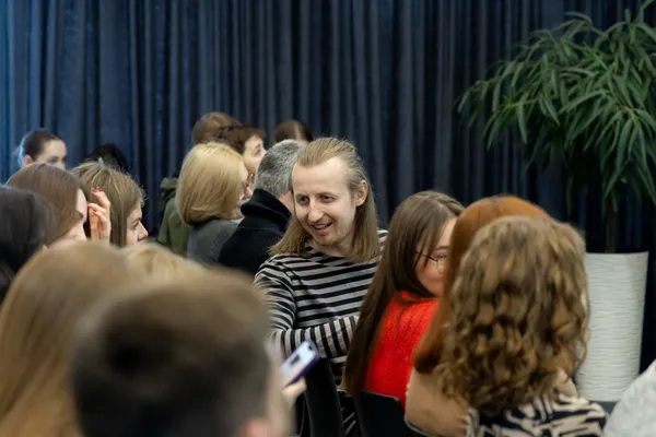 «Змінив 18 професій, поки врешті не знайшов себе»: до Луцька приїздив відомий сценарист