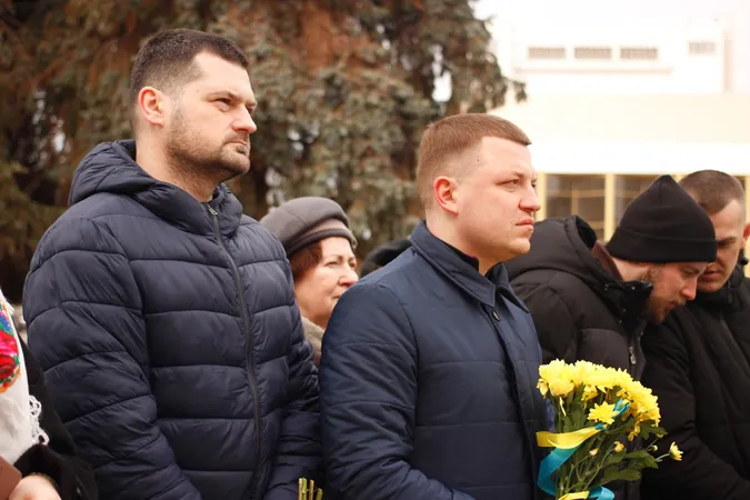 Квіти та сотні людей: у Луцьку вшанували пам'ять героїв Небесної Сотні (фото, відео)