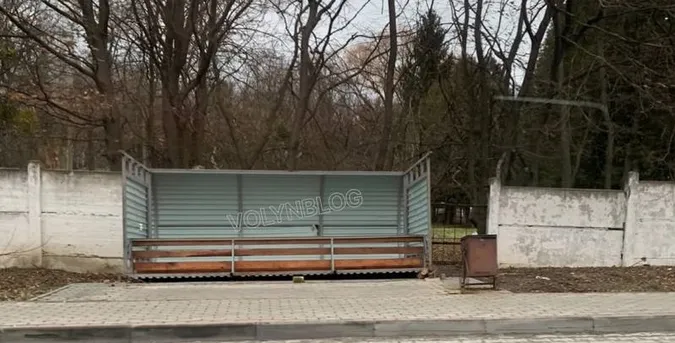 Під Луцьком вітер здув зупинку біля психлікарні (відео)