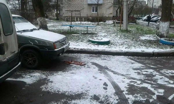 Патріотично розмальовані шини-обмежувачі не зупинили луцьких муніципалів