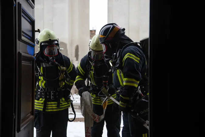 Три пожежні машини та 26 рятувальників: у костелі Петра і Павла в Луцьку працювали вогнеборці (фото)