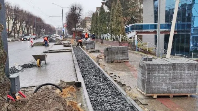 Тимчасово перекриють дорогу: у Луцьку відновили ремонт проспекту Волі (фото, відео)
