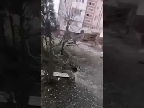 У Бучі під Києвом тривають бої, колона ворога проривається до столиці (відео)