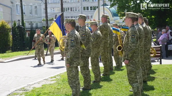 Сльози мужніх: Луцьк на колінах проводжав молодого Героя (фото, відео)