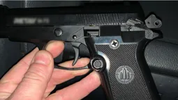 На Волині в під’їзді будинку односелець погрожував жінці пістолетом