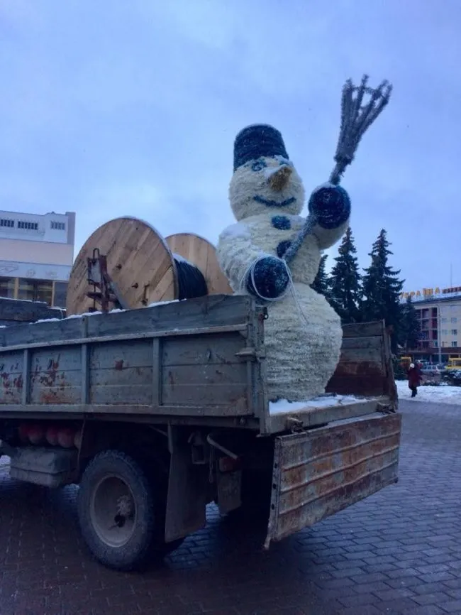«Страшного» луцького сніговика сховали у парку (фото)