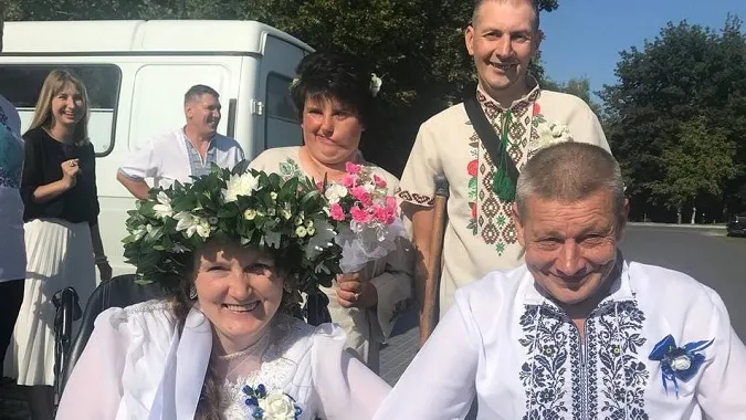 У Луцькому геріатричному пансіонаті взяли шлюб дві закохані пари (відео)