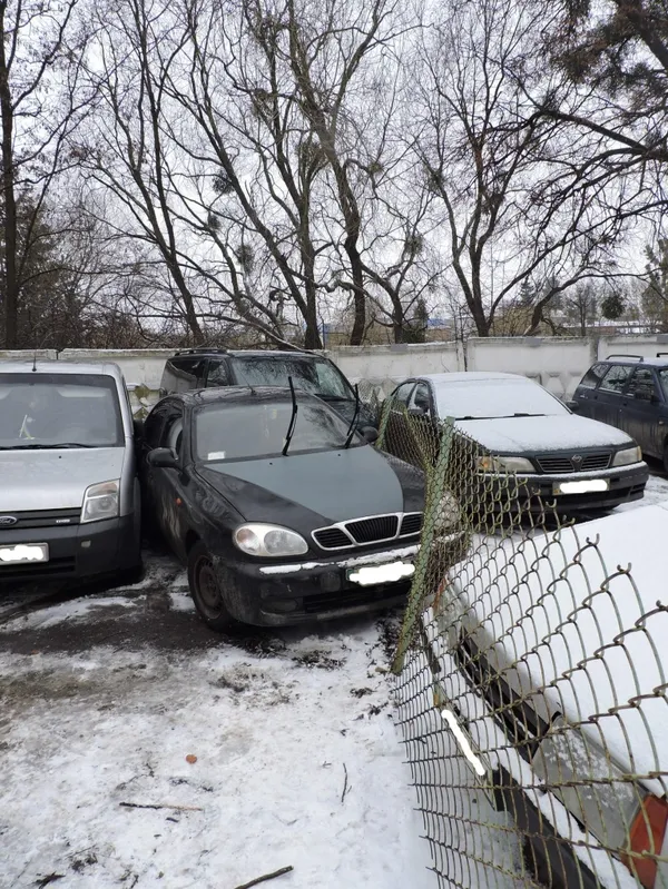 У Луцьку сміттєвоз потрощив автівки поліцейських (фото)