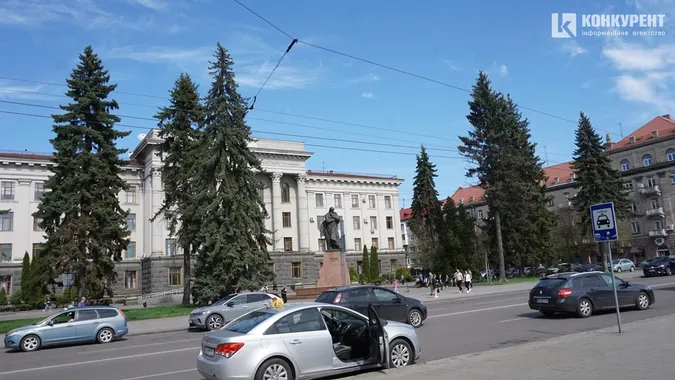 Весняний Луцьк: як місцеві прогулюються заквітчаним центром (фото)