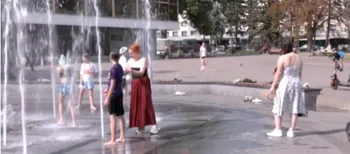 Фонтани, водяні арки та черги за напоями: як у Луцьку рятуються від аномальної спеки (відео)