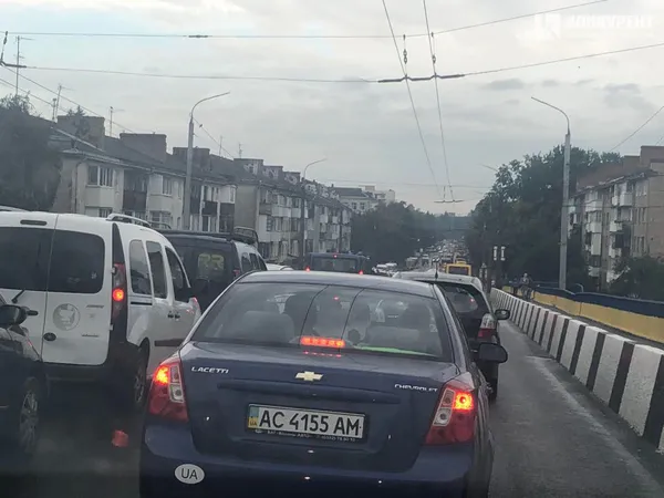 У Луцьку «попливла» вулиця: автомобілі стоять у заторах (фото)