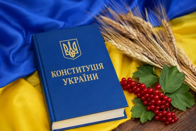 З Днем Конституції України (листівки)