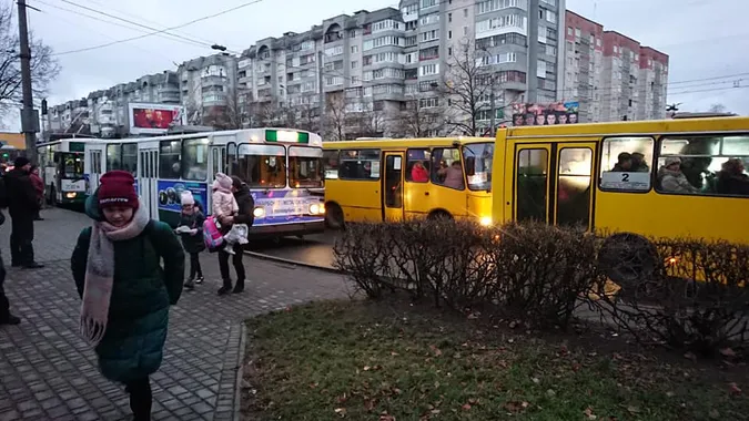 На зупинках у Луцьку – натовпи, маршрутки переповнені (фото)