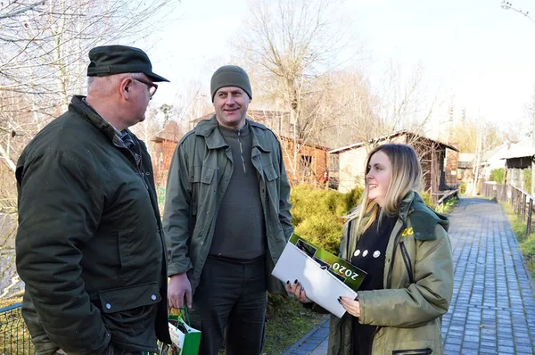 Луцький зоопарк отримав від лісівників тонну сіна і кормові віники (фото)
