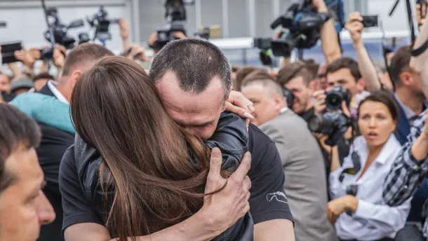 Усіх звільнених колишніх в'язнів обстежать в лікарні найближчим часом