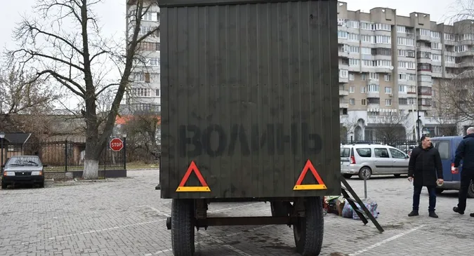 Для волинян, які воюють на Сході, з причепа зробили баню на колесах (фото)